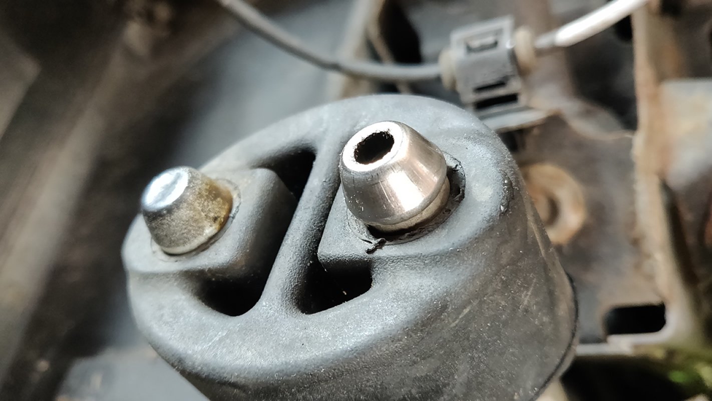 he rubber fittings that hold the exhaust in place